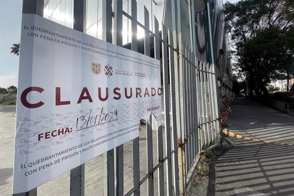 En el predio hay pegotes de clausura, al parecer relacionada con el retiro irregular de árboles en el sitio.