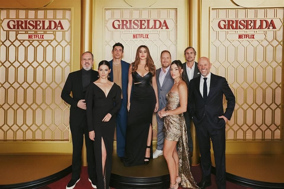 El elenco de 'Griselda' se reunió para la foto grupal en la alfombra roja.