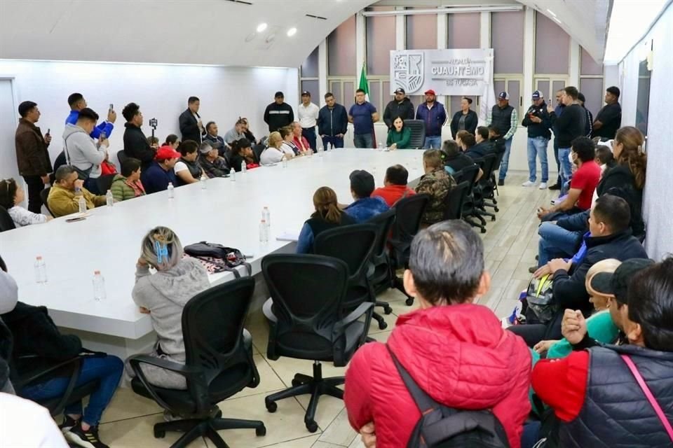 La Alcaldesa se reunió ayer con líderes de comerciantes.