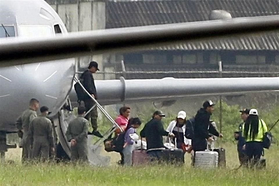 Familiares del narcotraficante ecuatoriano Adolfo Macías, alias 'Fito', caminan por un avión de la Fuerza Aérea Argentina a su llegada a la Base Aérea Simón Bolívar en Guayaquil.