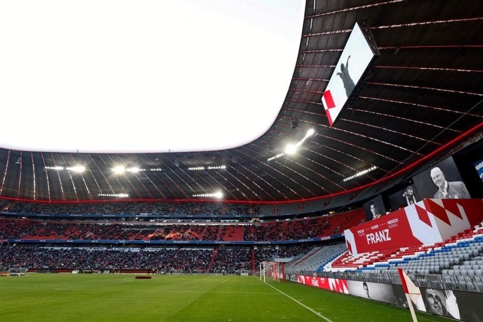 Miles de personas se reunieron en el estadio.