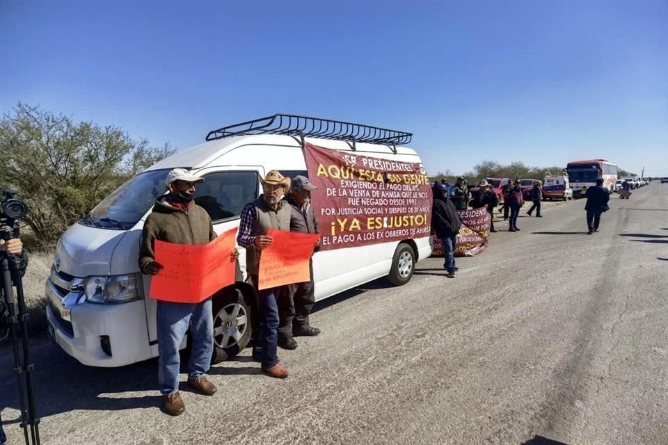 Los ex empleados reclaman al Presidente López Obrador una solución a la suspensión de labores de la empresa acerera.