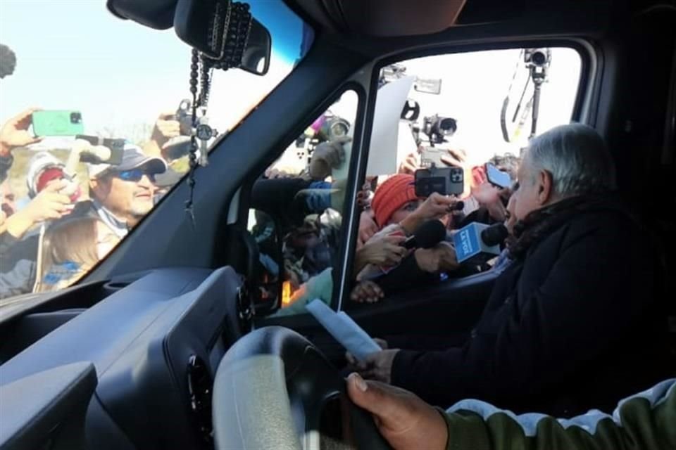 El Presidente López Obrador arribó a la mina alrededor de las 13:00 horas de este viernes.