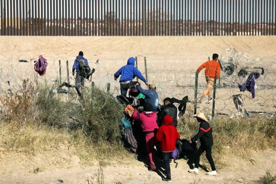 Los migrantes llegan a la frontera entre México y Estados Unidos a través de Ciudad Juárez, estado de Chihuahua, México.