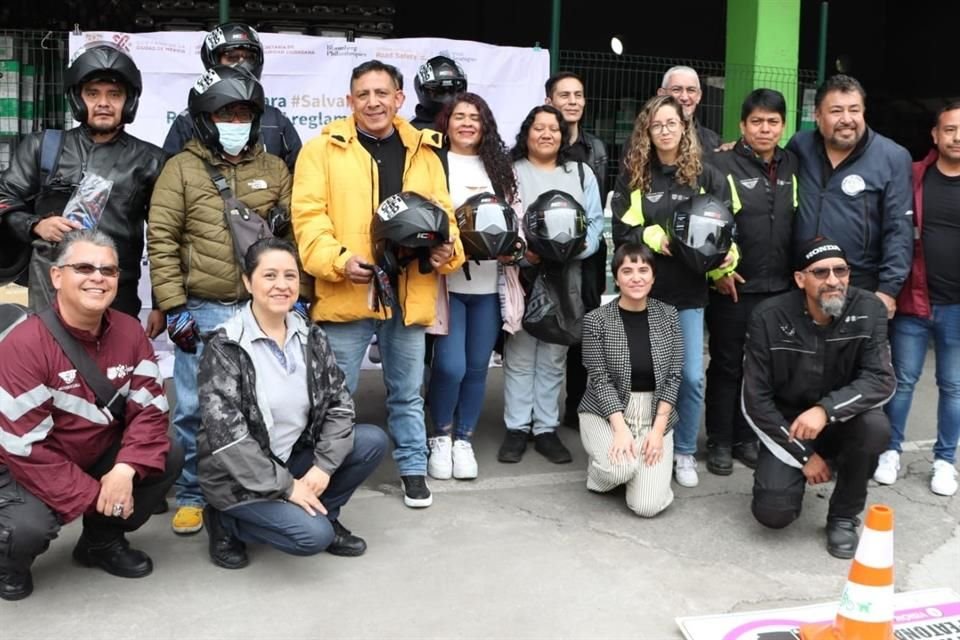 La Semovi entregó los primeros 11 cascos certificados gratuitos a conductores de motocicleta.