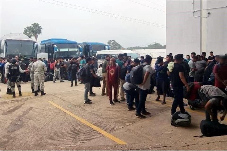 Los migrantes adultos fueron trasladados a la Estación Migratoria de Acayucan.