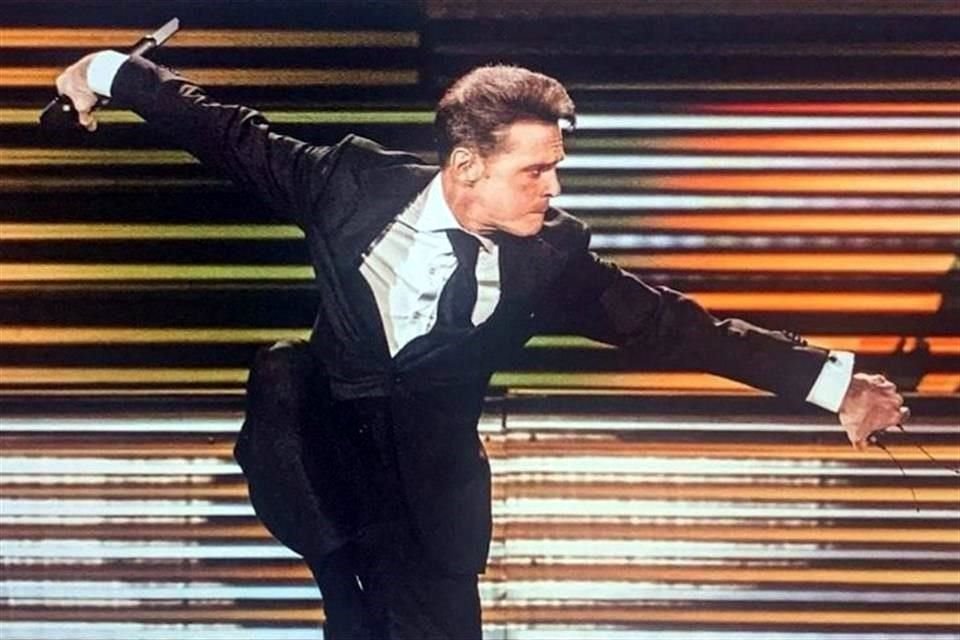 Su clásico traje negro no pasa de moda