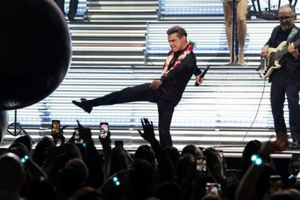 El cantante lució elegante y sobrio en sus presentaciones.