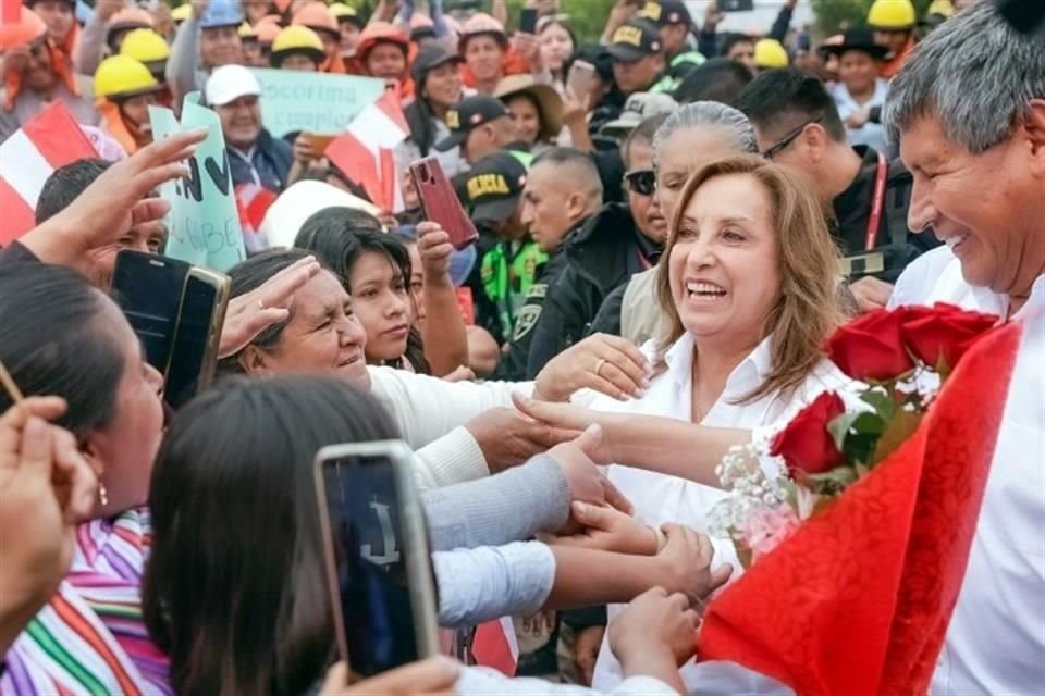 Dos mujeres atacaron a la Presidenta peruana, Dina Boluarte, en una de las regiones más golpeadas por las protestas contra su Gobierno.