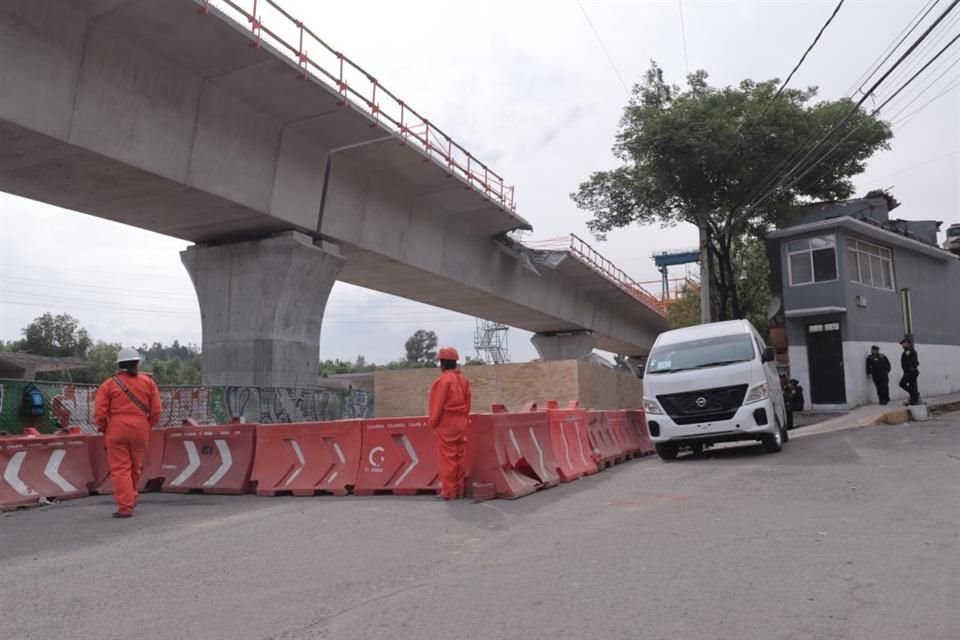 La dovela que cayó el martes permanece aislada por un tapial colocado el viernes.