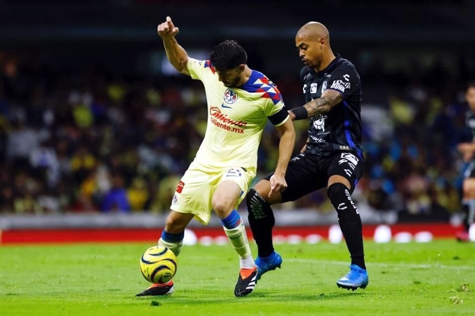 El América batalló para romper a la defensa de los Gallos.