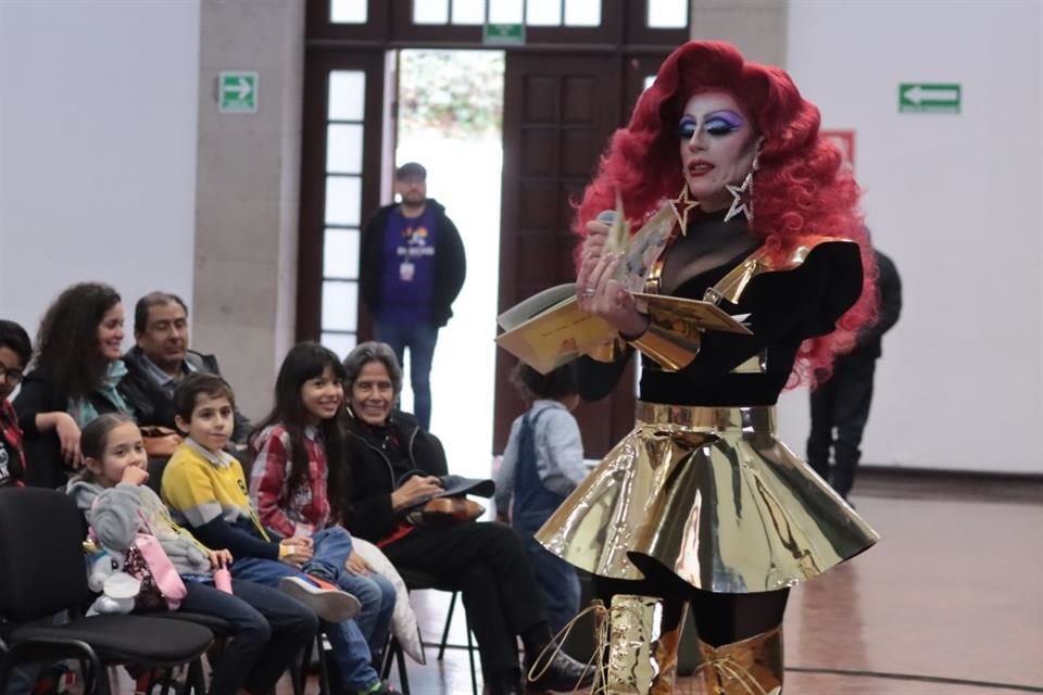 Un colectivo de dragas acudió al Recinto Cultura de Los Pinos para convivir y leer historias inclusivas a menores.