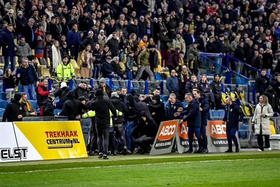 Los aficionados del Vitesse intentaron meterse a la cancha para agredir a los futbolistas, por lo que hubo un conato de bronca que suspendió el partido con el Feyenoord por 12 minutos.