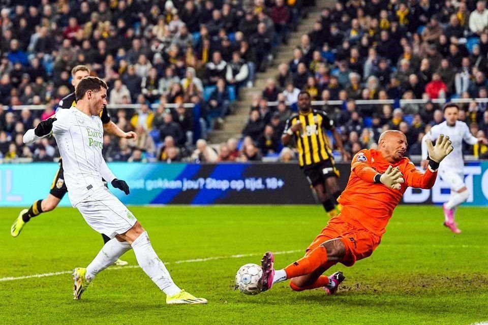 Feyenoord ganó un partido clave para colocarse a 10 puntos del PSV. Santiago Giménez no pudo marcar tras dos mano a mano con el arquero Eloy Room.