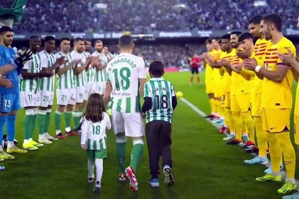 Andrés Guardado recibió un pasillo de parte del Real Betis y el Barcelona y la afición cantó el Cielito Lindo con su nombre en el Estadio Benito Villamarín.