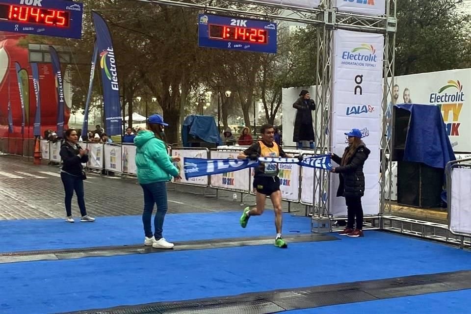 Juan Carlos Guerrero el 'Cuate' ganó el 21K.