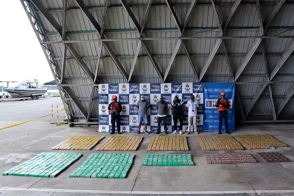 Una foto de la Armada de Colombia muestra a la tripulación y paquetes de cocaína encontrados en un narcosubmarino.