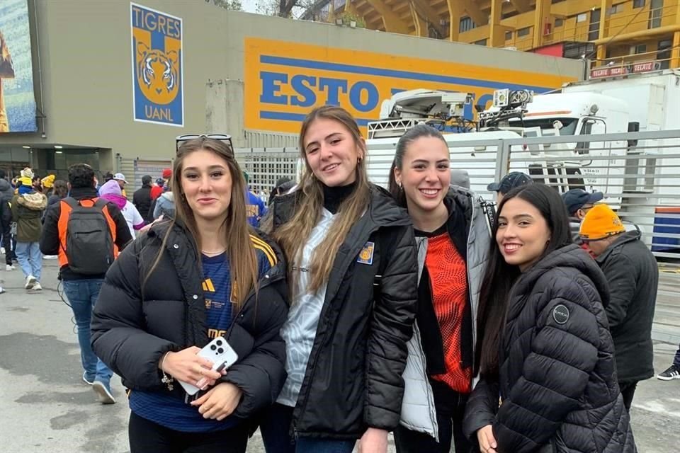 Tatiana Flores (izquierda) se ve jugando con Tigres Femenil un día.