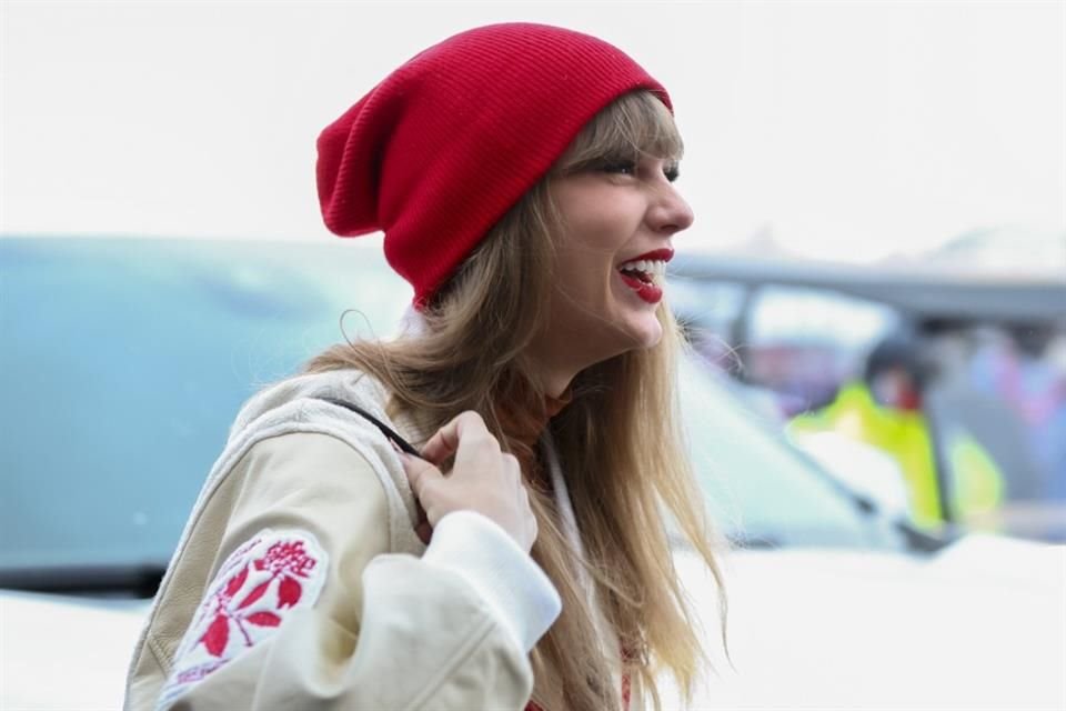 Taylor Swift lució ropa abrigadora, con motivos relacionados a los Jefes de Kansas.