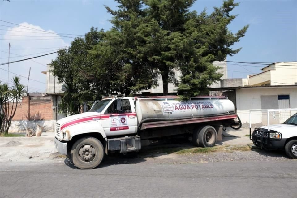 Habitantes de esta zona mexiquense, padecen el déficit de agua que llega desde el Cutzamala, que representa haber perdido 450 litros por segundo.