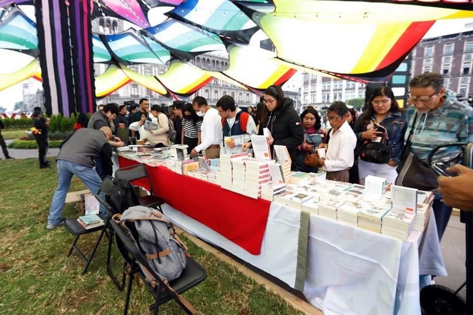 Se dispuso un tendido de libros con algunos títulos del autor fallecido el martes pasado.