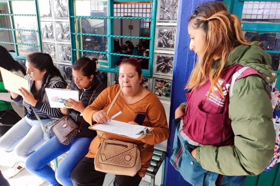 En escuelas públicas de la CDMX se realizan asambleas informativas sobre los programas sociales para alumnos.