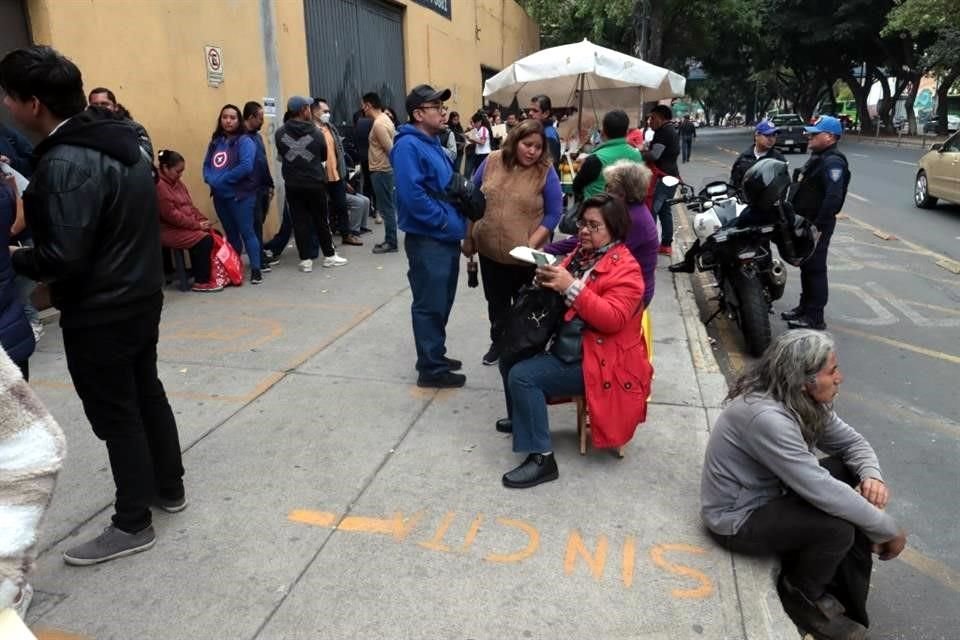 En uno ubicado sobre Fray Servando Teresa de Mier, en la Alcaldía Cuauhtémoc, en CDMX, Grupo REFORMA constató que sólo se entregaron 200 fichas para los más de 400 que llegaron preocupados.