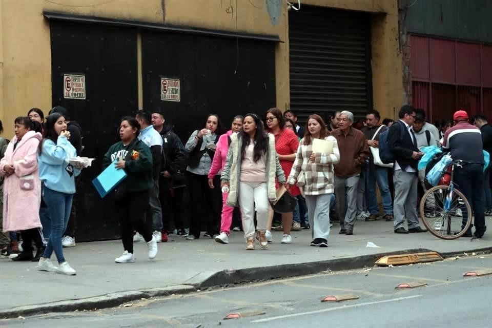 'Llegamos desde las 9:00 y a las 11:00 nos dijeron que sólo dieron 120 fichas y ya no alcanzamos. La gente se molestó y fue como dieron un poco más, pero muchos se fueron', contó Giovanna Lugo.