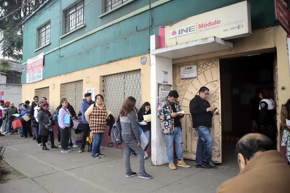 En la Colonia Álamos, en la Benito Juárez, se entregaron 250 fichas, pero también fueron insuficientes, debido a que sin éstas podían pasar de forma preferente adultos mayores y discapacitados.