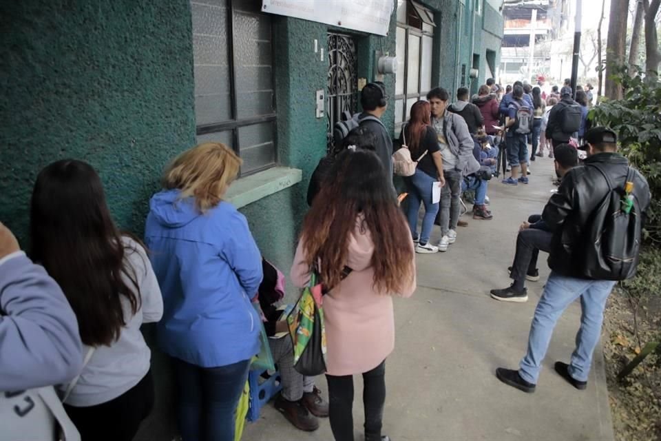 La ciudadanía, abarrota los módulos del INE en distintas partes de la CDMX.