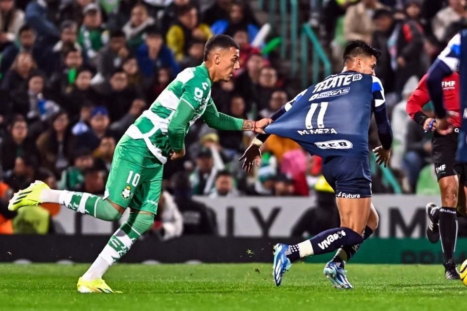 Maxi controló el balón entrando al área rival y sacó un derechazo que venció a Carlos Acevedo.