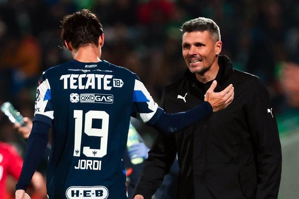 Fernando Ortiz celebró con Jordi Cortizo el segundo tanto del partido.