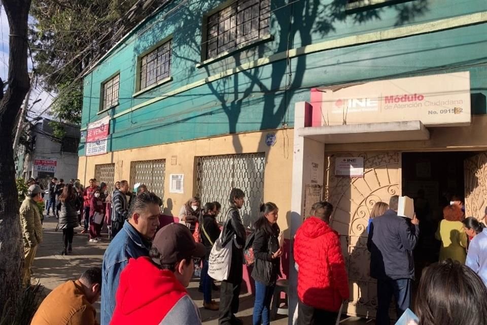 La capacidad de los módulos se ha visto rebasada en toda la Ciudad de México debido a que hoy concluye el plazo para realizar el trámite.