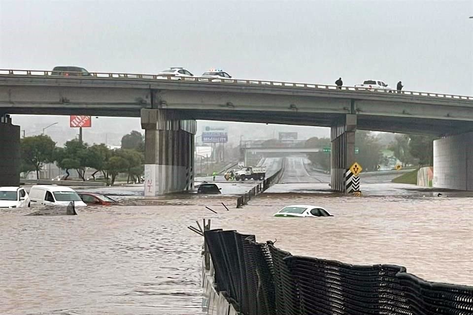 En Playas de Rosarito se rescató a 10 personas que quedaron atrapadas en sus vehículos por las inundaciones.