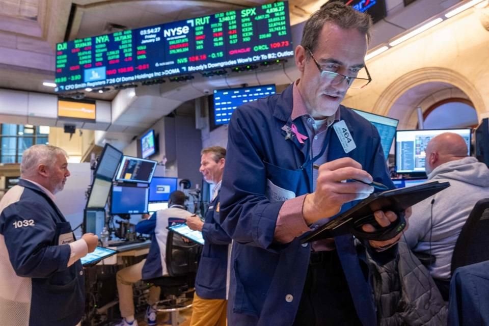 Los índices Standard & Poor´s y el Nasdaq avanzaron 0.32 y 0.20 por ciento en la sesión, con lo que se elevaron nuevamente a máximos, mientras que el Dow Jones subió 0.68 por ciento.