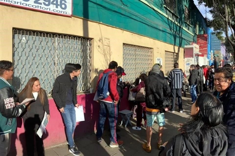 En la Colonia Álamos, poco antes de las 6:00 horas, ya se veían filas de quienes buscaban una ficha en un módulo que advirtió atendería en una jornada de 8:00 a 00:00 horas del día siguiente.