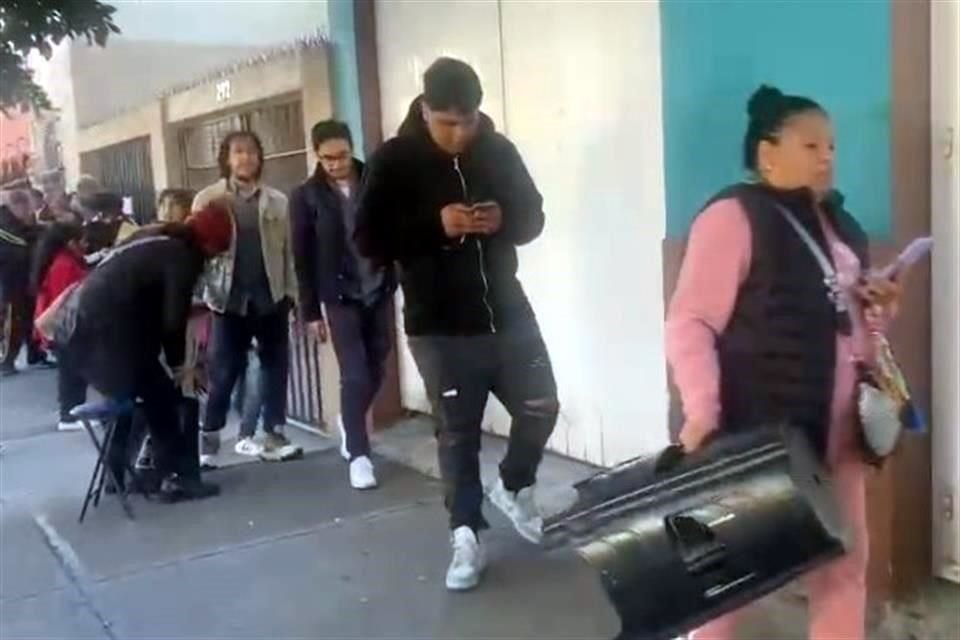 Pláticas improvisadas, bostezos, sentarse en la banqueta, en banquitos de plástico, caminar en círculos, y ver pasar el Metro de la 'línea azul' es lo que viven algunos en la espera.