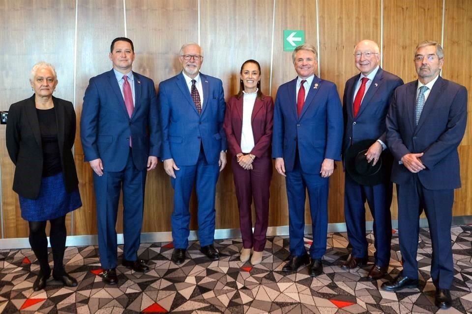 La aspirante morenista dfundió su encuentro con los congresistas, acompañada por Juan Ramón de la Fuente, ex Embajador de México ante la ONU.