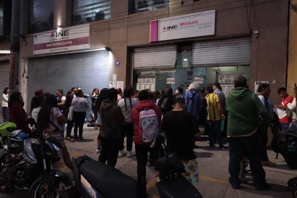 Los módulos del INE lucieron saturados a un día del cierre del plazo límite para tramitar la credencial de elector.