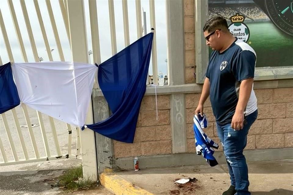 Un aficionado acudió al estadio de Santos a hacer una guardia en honor a Maribel Mercado.