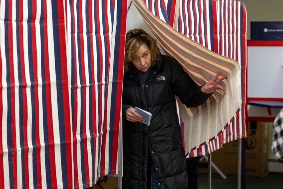 Un votante abandona la cabina después de completar su boleta en un lugar de votación en Northumberland, New Hampshire.