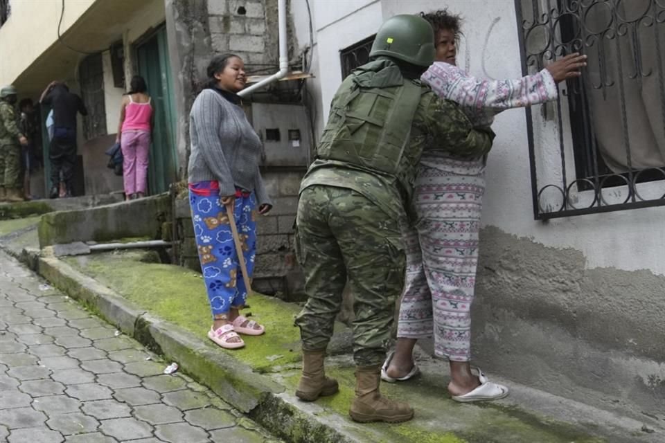 Soldados registran a una mujer durante una patrulla por una zona del sur de Quito, Ecuador, el 12 de enero de 2024.