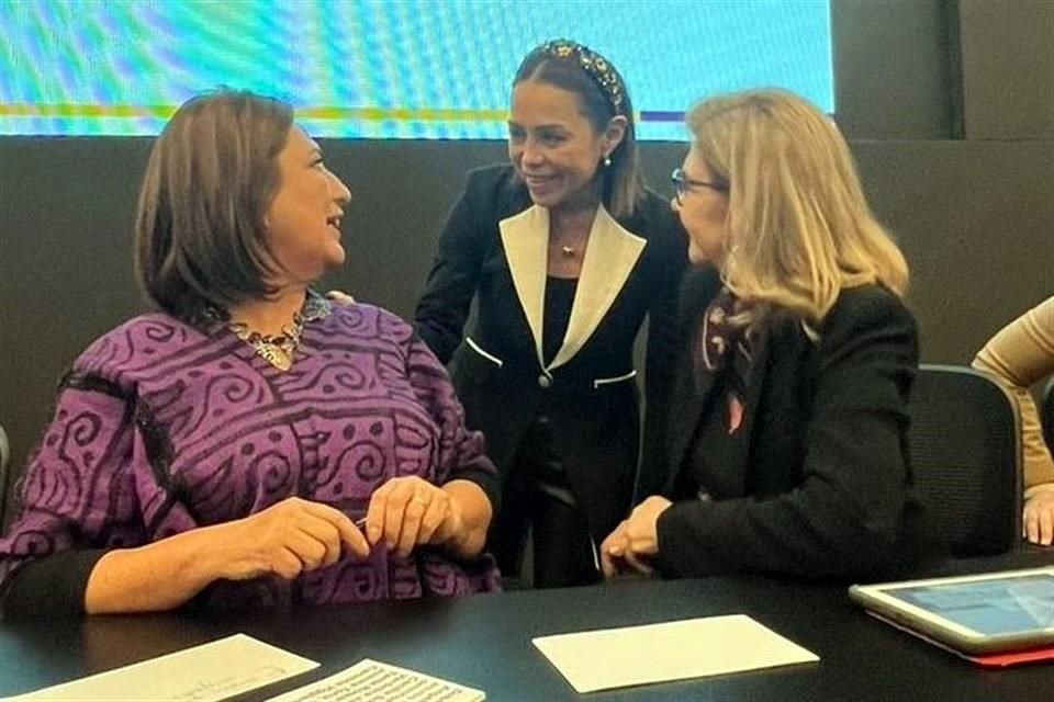 La aspirante presidencial Xóchitl Gálvez avaló las listas plurinominales al Congreso. En la imagen, durante una reunión con  mujeres en la sede del PRD.