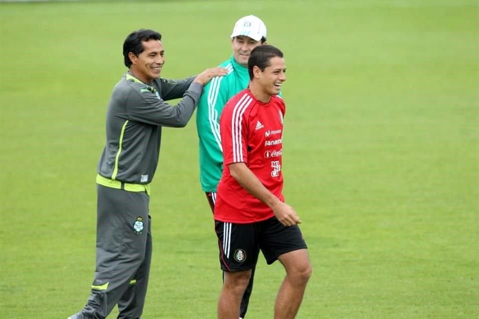 Desde la perspectiva de Benjamín Galindo, la experiencia y el olfato goleador de 'Chicharito' será vital para darle estabilidad a Chivas.