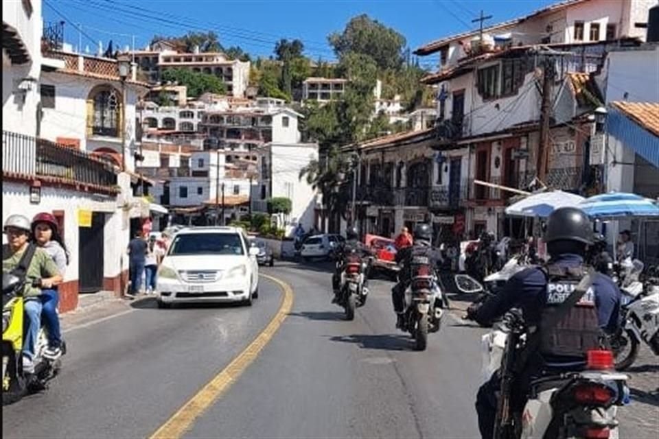 De acuerdo con las versiones de habitantes de Taxco, algunos comercios abrieron pero la gran mayoría decidió cerrar.