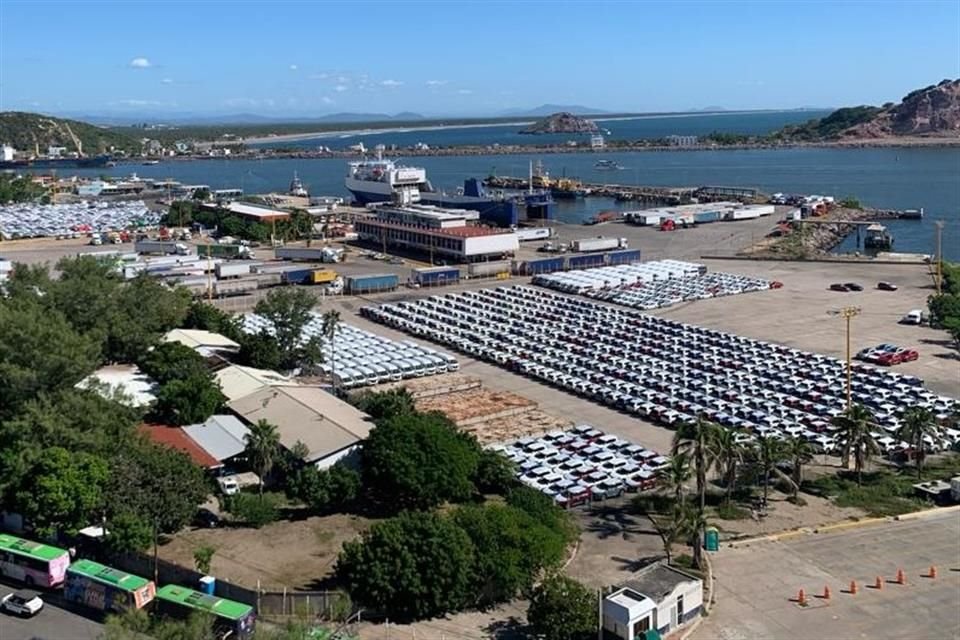 Miles de autos chinos permanecen varados en varios puertos de México.