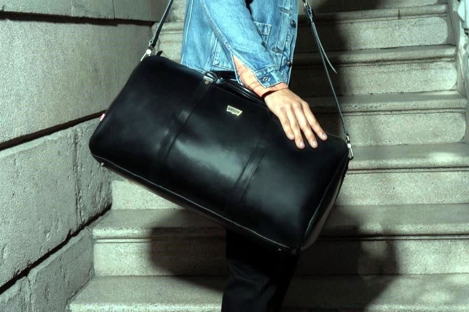 Bolso de piel con asa larga.