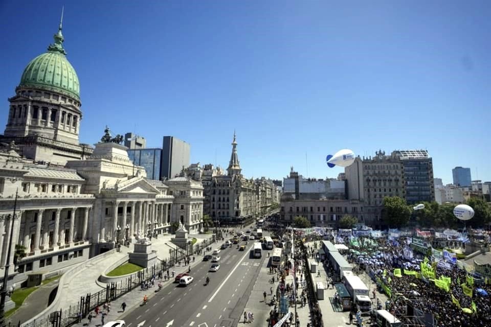 La gente marcha hacia el Congreso durante un paro nacional para protestar por las reformas económicas y laborales propuestas por el Presidente argentino, Javier Milei.