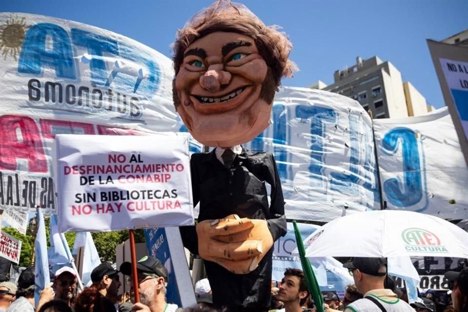 Un títere del presidente argentino Javier Milei es visto durante una manifestación durante una huelga nacional contra el Gobierno.