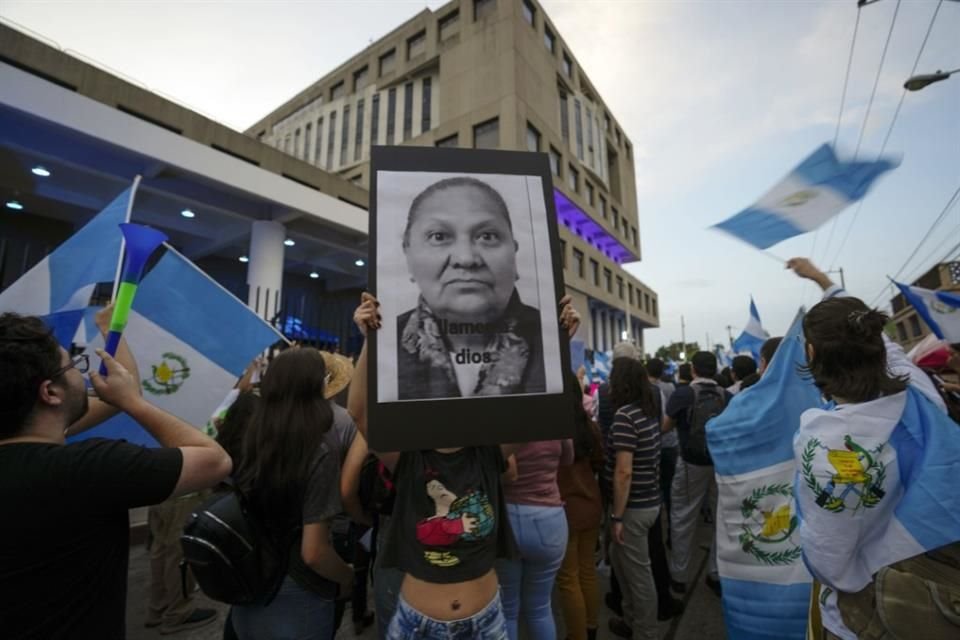 Un manifestante lleva un cartel de rechazo contra la Fiscal General, Consuelo Porras, a las afueras de su institución el 14 de julio de 2023.